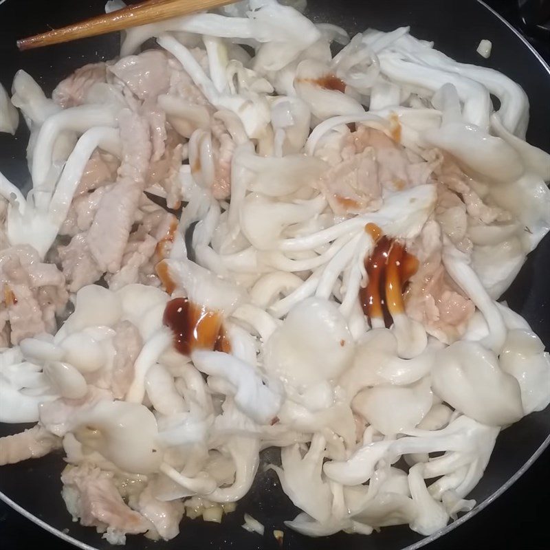 Step 3 Stir-fried dish Oyster mushrooms stir-fried with pork