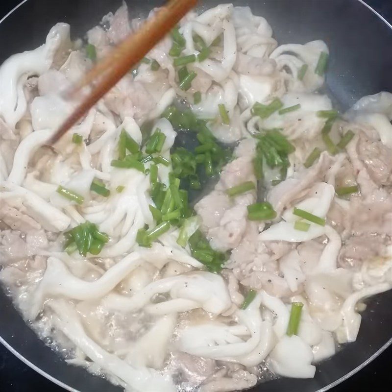 Step 3 Stir-fried dish Oyster mushrooms stir-fried with pork