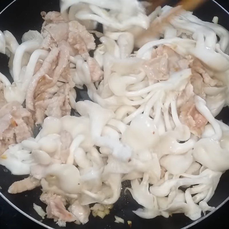 Step 3 Stir-fried dish Oyster mushrooms stir-fried with pork