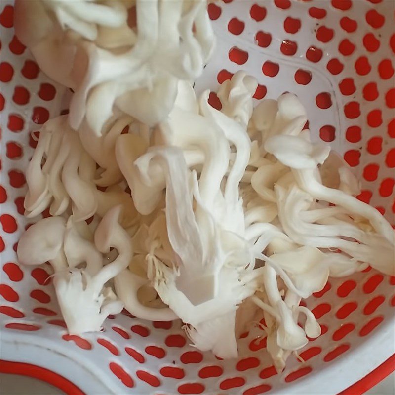 Step 2 Prepare other ingredients for Stir-fried Oyster Mushrooms with Pork