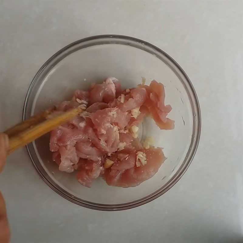 Step 1 Prepare and marinate the meat for Stir-fried Oyster Mushrooms with Pork