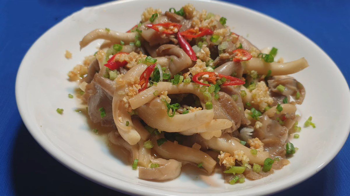 Stir-fried oyster mushrooms with garlic