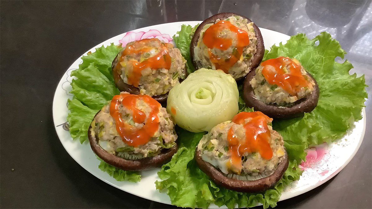 Steamed stuffed shiitake mushrooms with minced meat