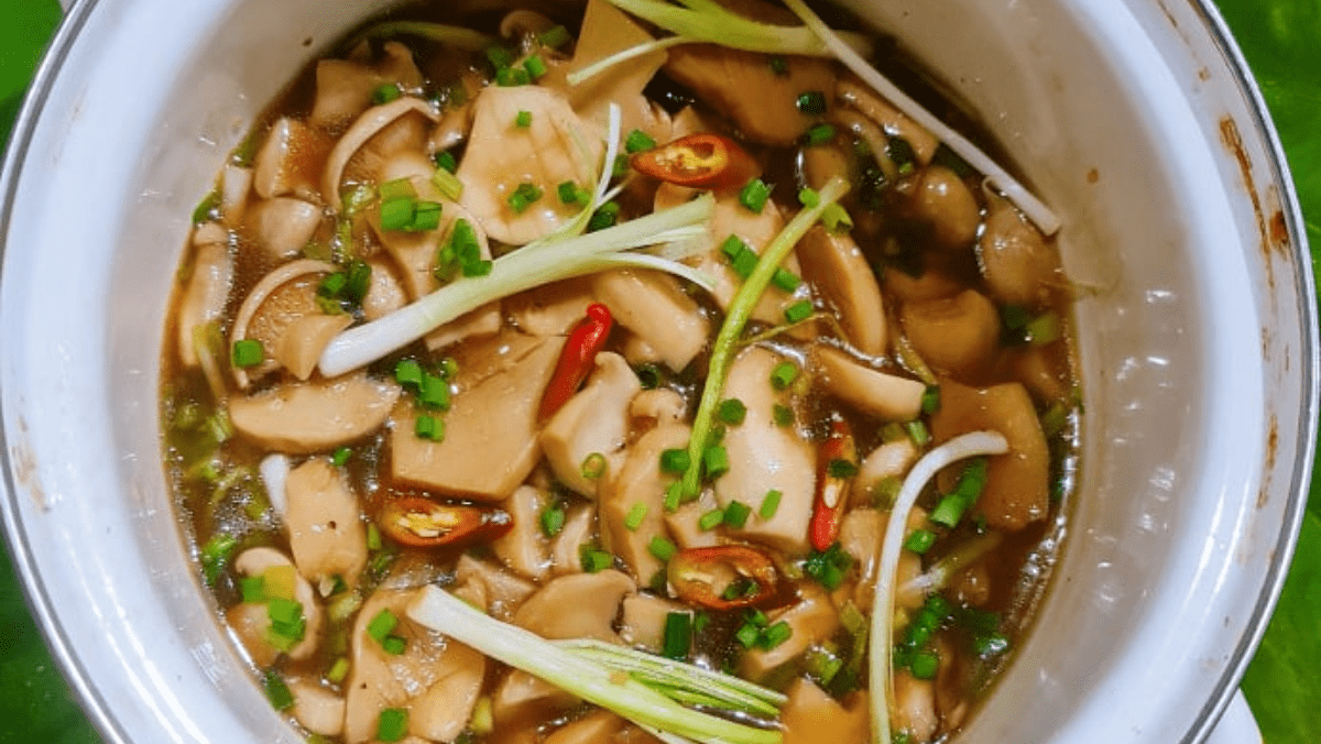 Stir-fried mushrooms