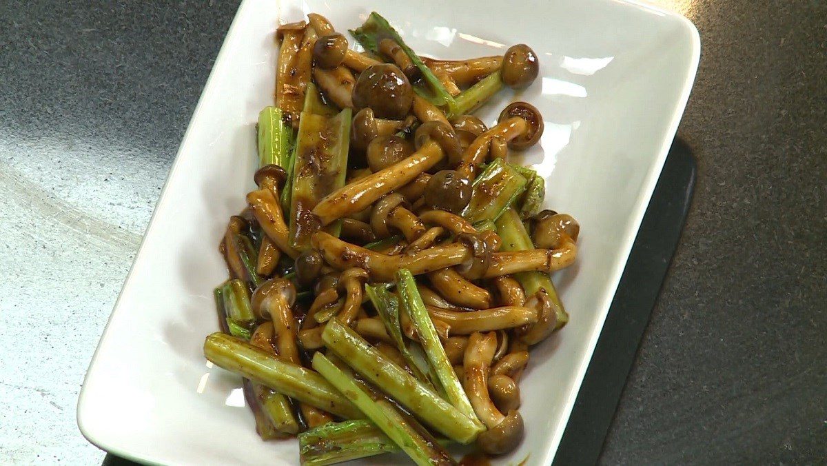 Sautéed reishi mushrooms with Chinese mustard greens