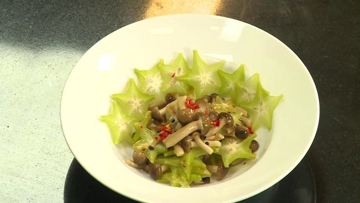 Reishi Mushroom Stir-Fried with Sour Starfruit