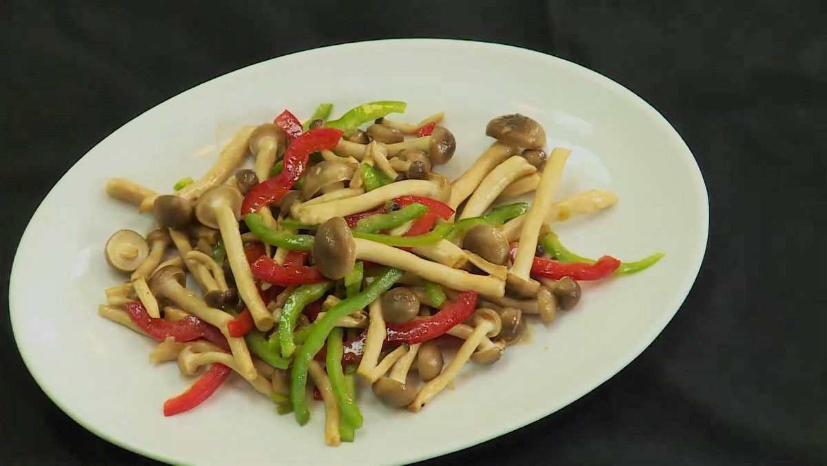 Stir-fried reishi mushrooms with bell peppers