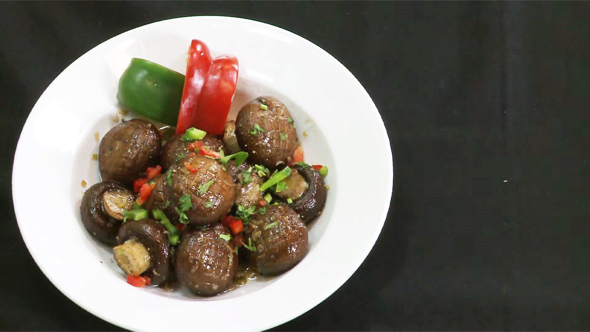 Sautéed mushrooms with salt and pepper