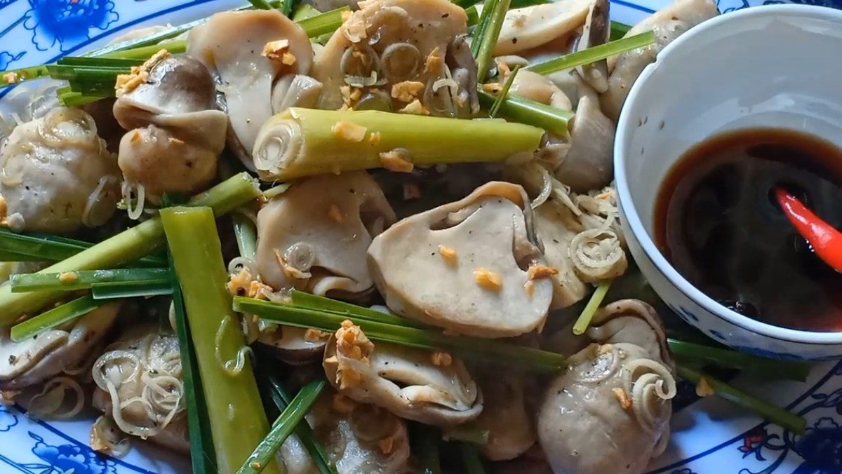 Steamed straw mushrooms with lemongrass and garlic