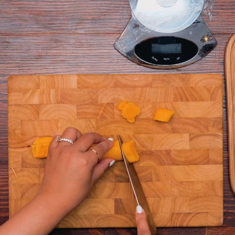 Step 6 Shaping the filling Mooncake with salted egg and cheese