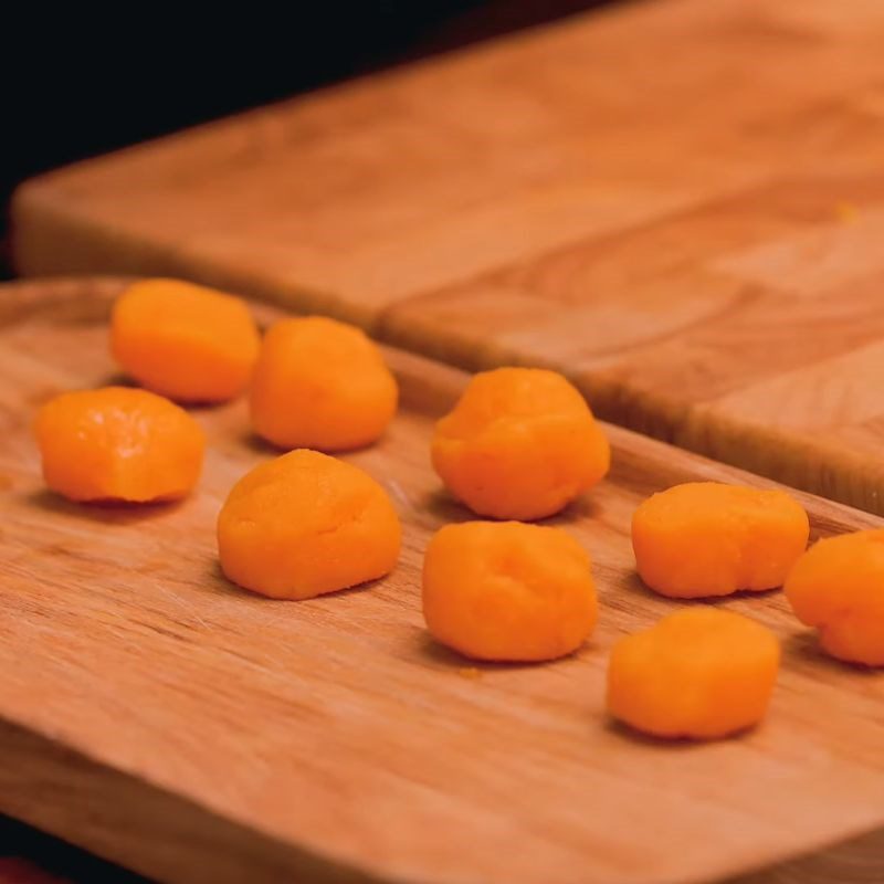 Step 6 Shaping the filling Mooncake with salted egg and cheese