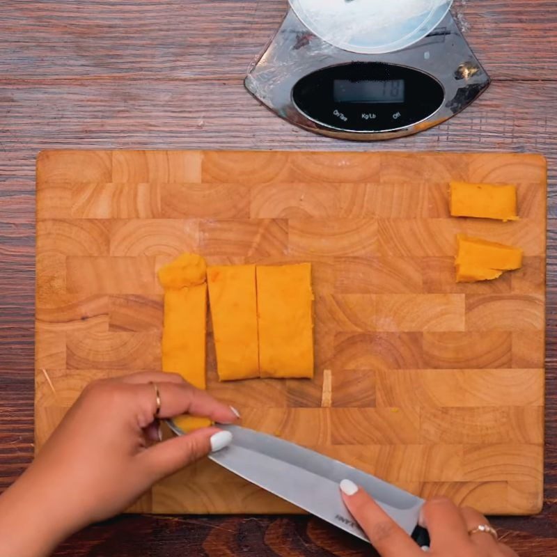 Step 6 Shape the salted egg cheese mooncake filling