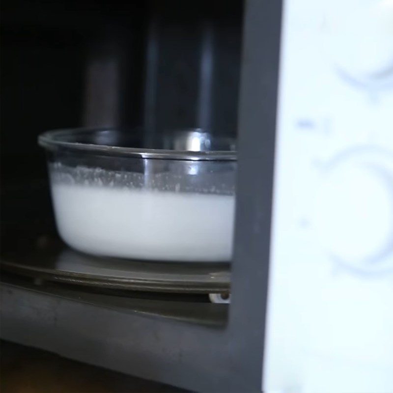 Step 4 Cooking the cake in the microwave Hot rice cake in the microwave