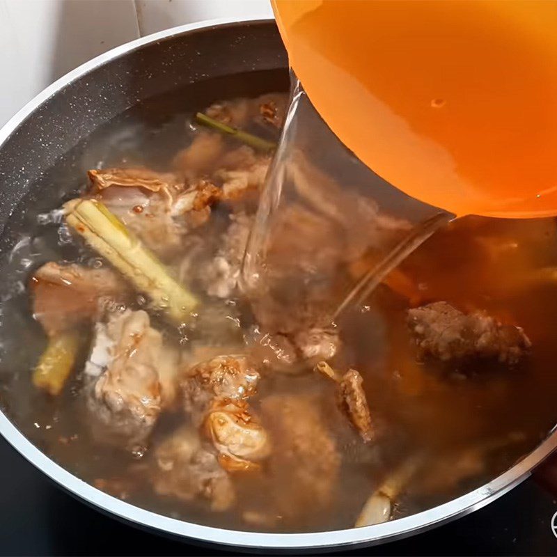 Step 4 Cooking beef stew with lemongrass Beef ribs stewed with lemongrass