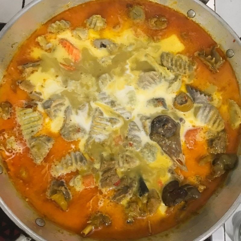 Step 4 Cooking chicken curry with taro