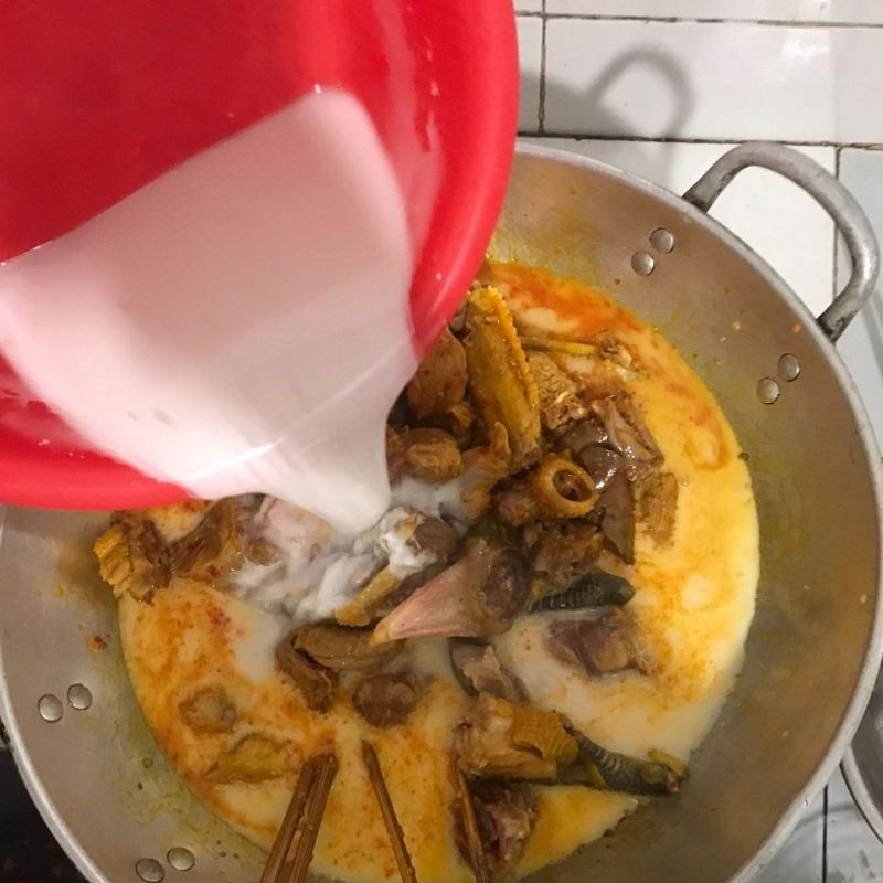 Step 4 Cook curry chicken Curry chicken with taro