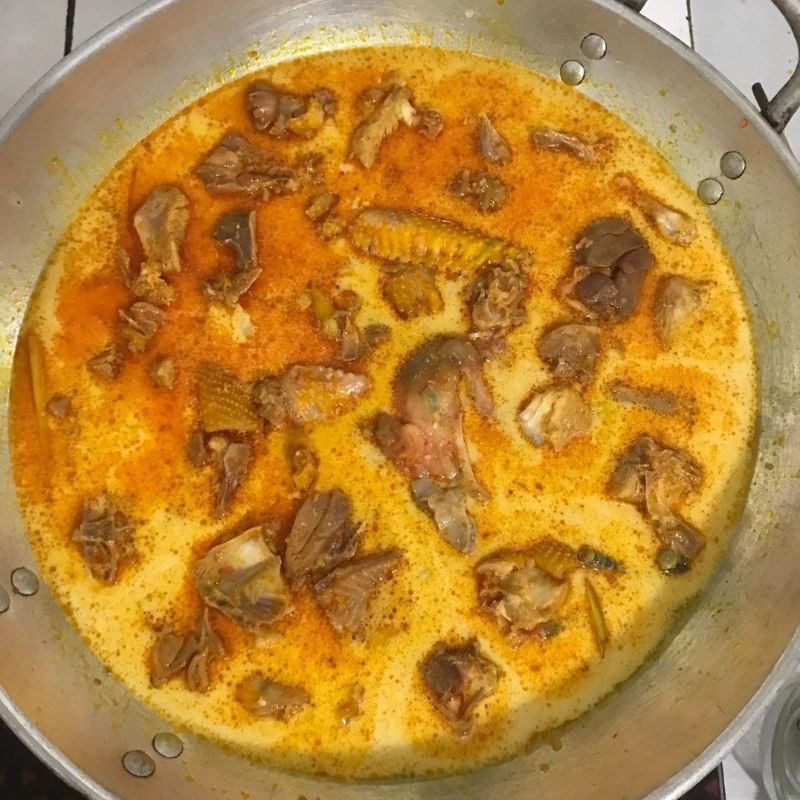 Step 4 Cooking chicken curry with taro