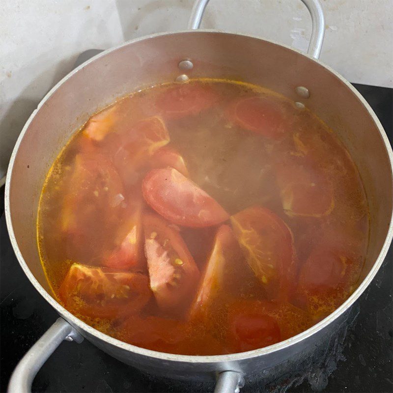 Step 2 Cooking soup Tomato enoki mushroom soup