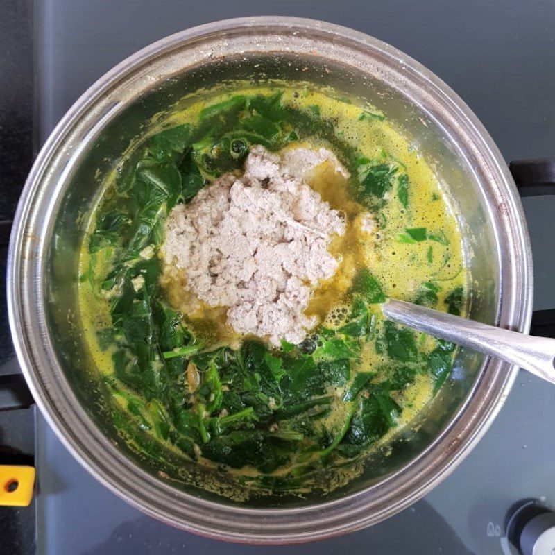 Step 4 Cook the soup with water spinach and crab