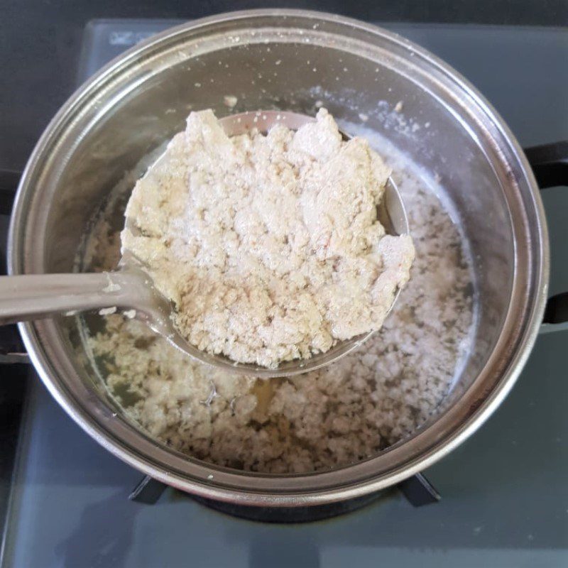 Step 4 Cook the soup with water spinach and crab