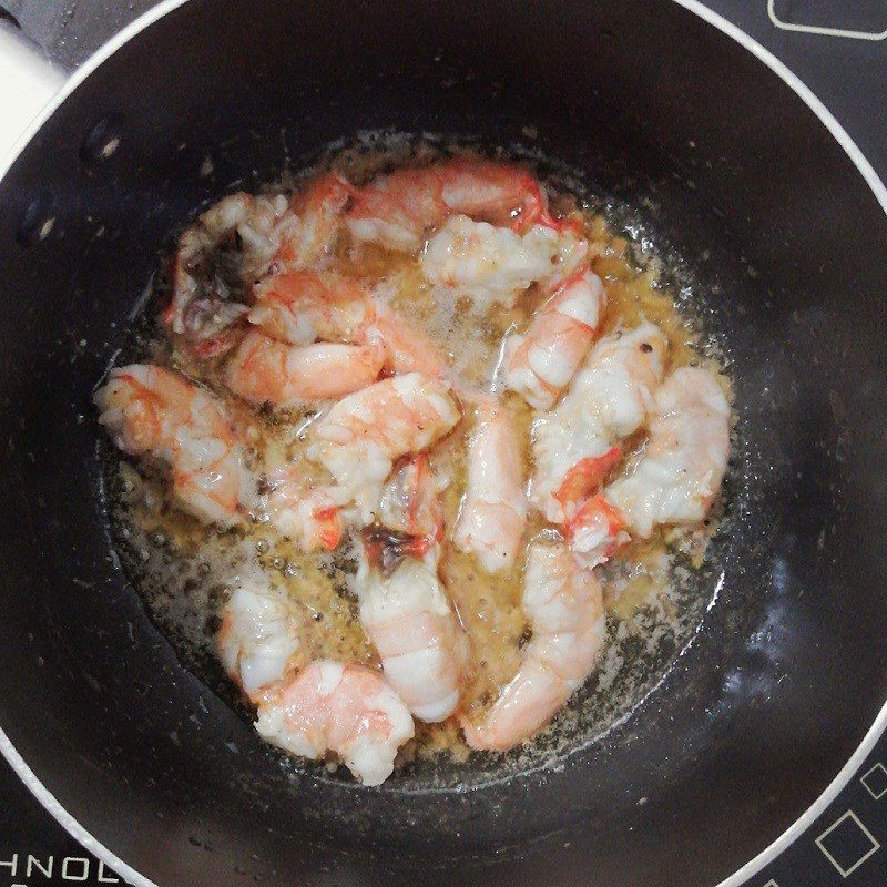 Step 3 Cook the soup Fresh shrimp mustard greens soup