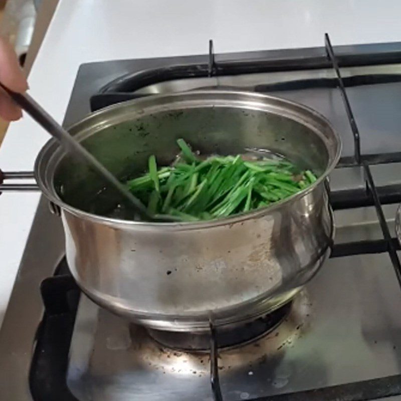 Step 3 Cooking soup Pig's blood soup with chives