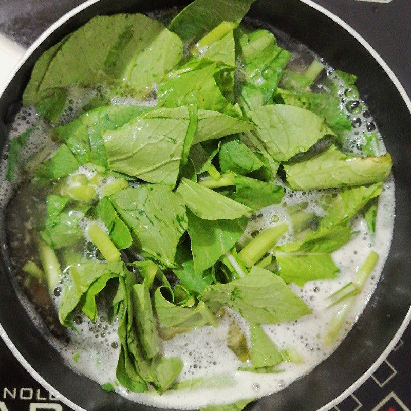 Step 3 Cook the soup Fresh shrimp mustard greens soup