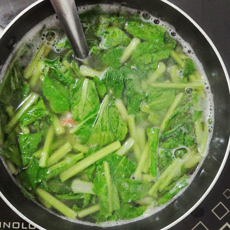 Step 3 Cook the soup Fresh shrimp mustard greens soup