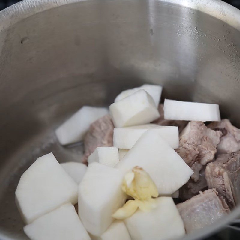 Step 3 Cooking soup Radish soup with pork ribs