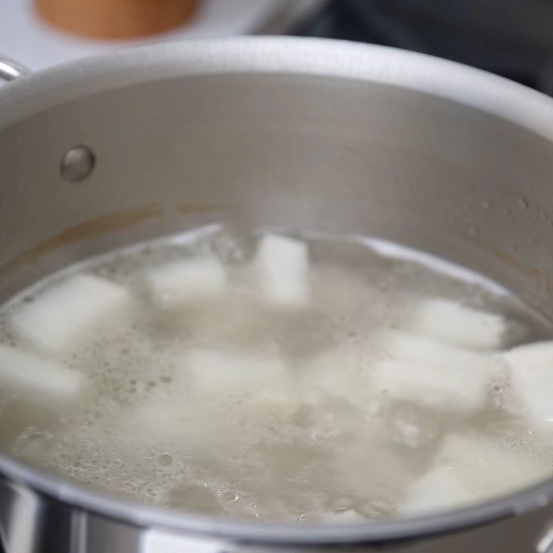 Step 3 Cooking soup Radish soup with pork ribs