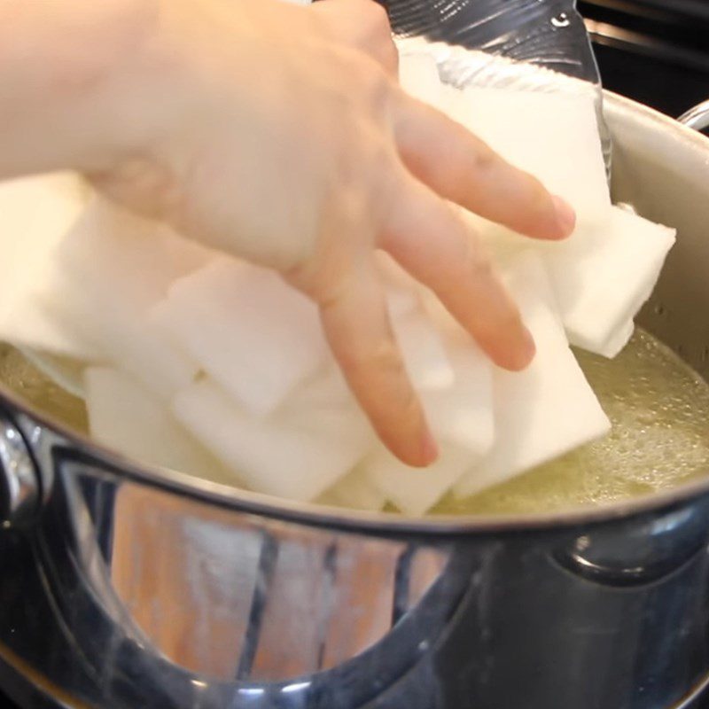 Step 3 Cook the soup for Chicken Radish Soup