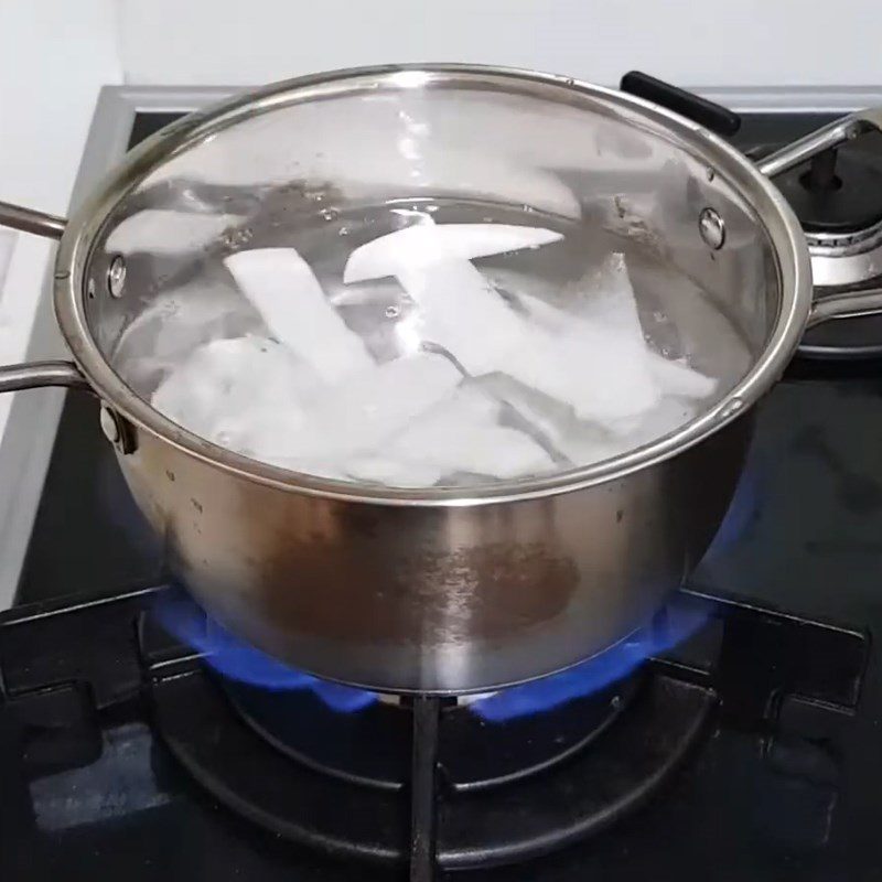 Step 2 Cook the soup for Korean fish cake white radish soup