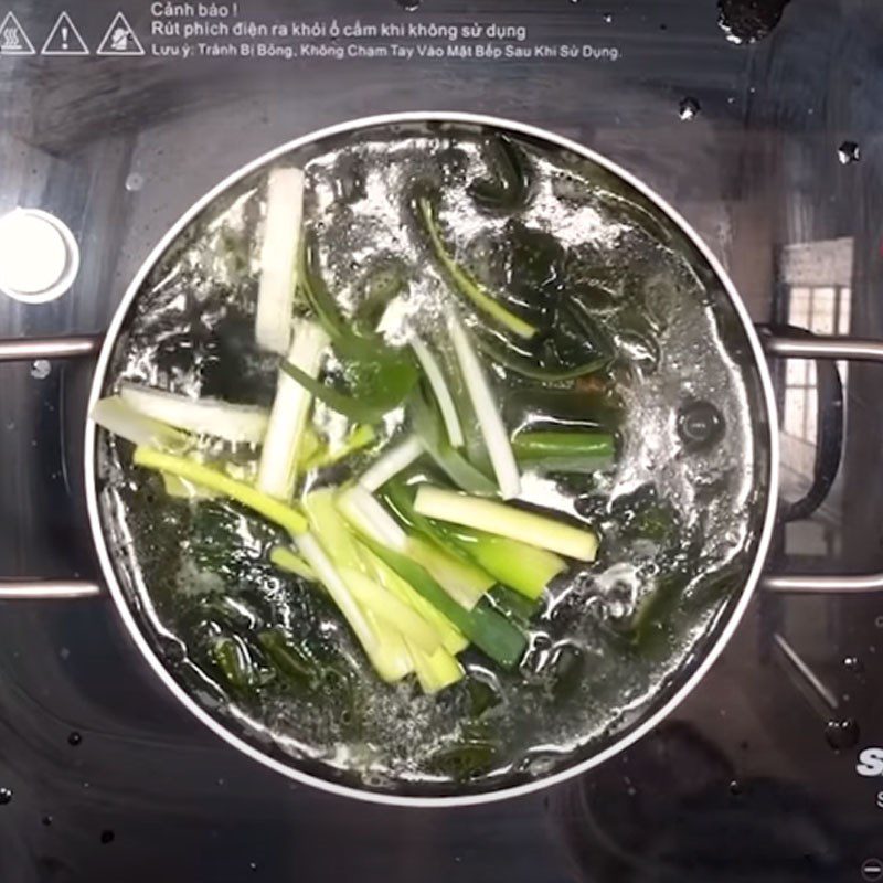 Step 4 Cooking seaweed clam soup