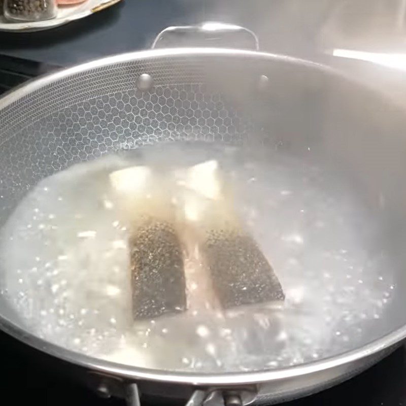 Step 3 Cook the soup with radish and salmon