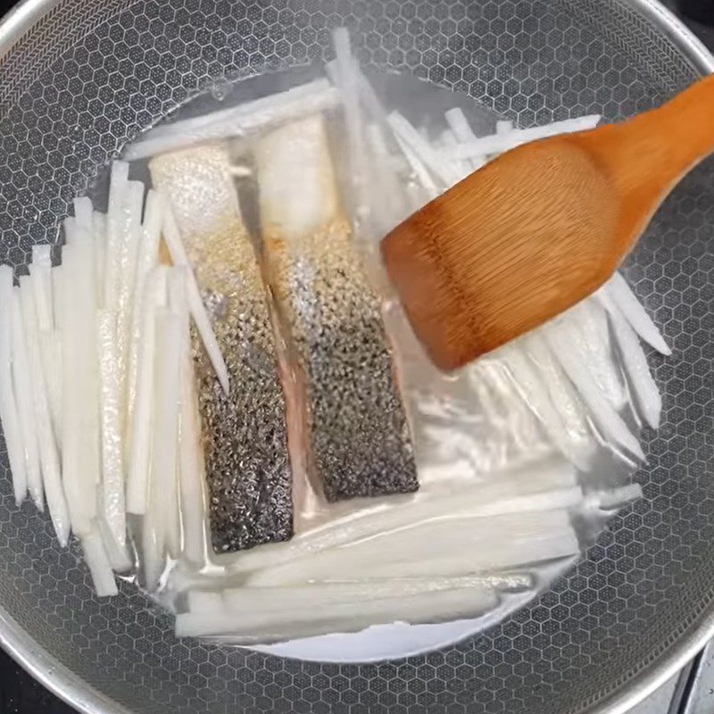 Step 3 Cook the soup with radish and salmon