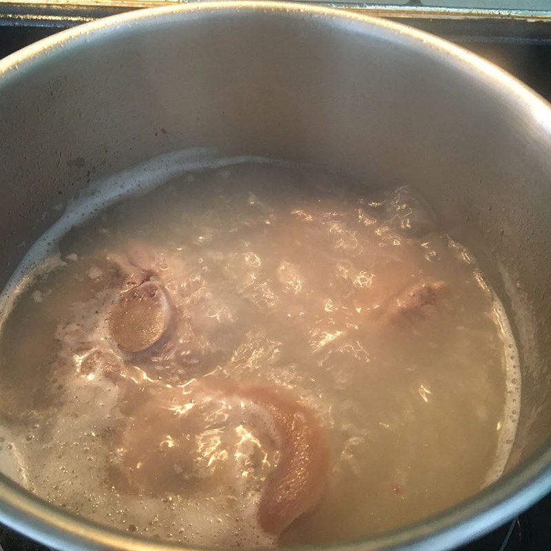 Step 3 Cook the soup for Braised Pork Leg with Pumpkin