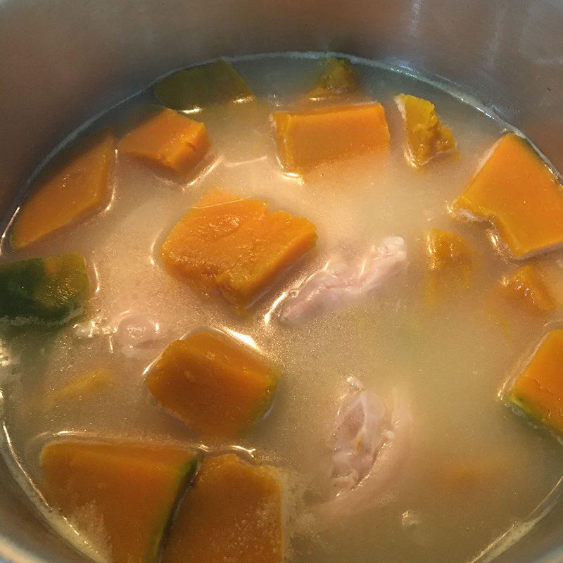 Step 3 Cook the soup for Braised Pork Leg with Pumpkin