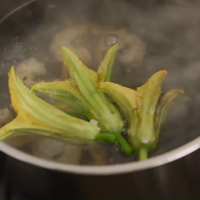 Step 4 Cooking soup Pumpkin flower soup with shrimp and enoki mushrooms