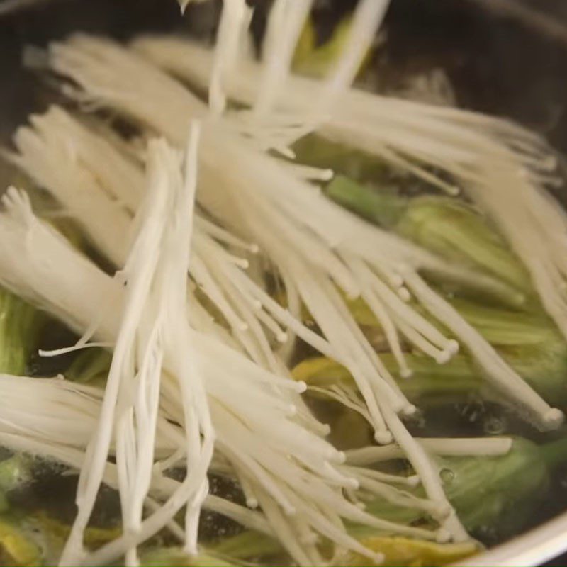 Step 4 Cooking soup Pumpkin flower soup with shrimp and enoki mushrooms