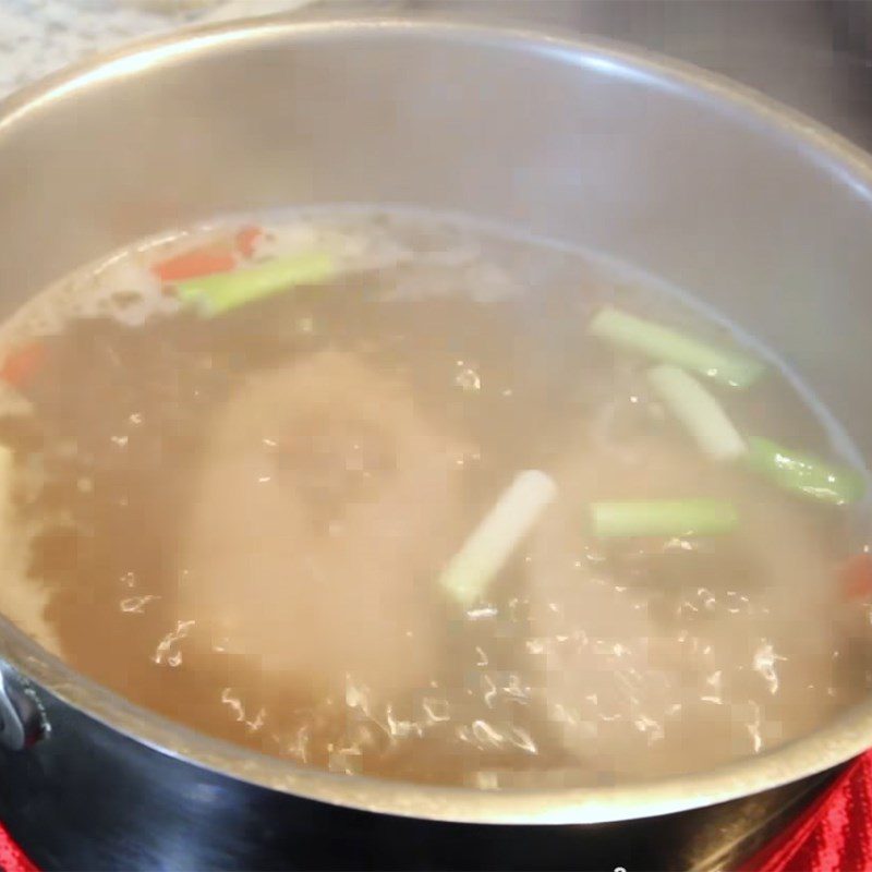 Step 4 Cook the soup Snakehead fish sour soup