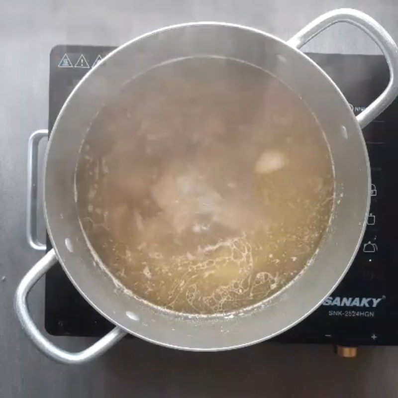 Step 5 Cooking soup Sour bamboo shoot beef bone soup