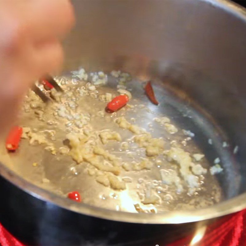 Step 4 Cook the soup Snakehead fish sour soup