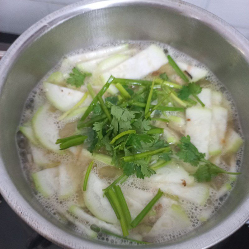 Step 2 Cook the soup with bottle gourd and dried shrimp