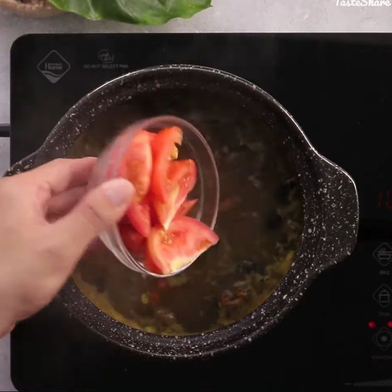 Step 5 Cook the soup for snail soup with perilla leaves