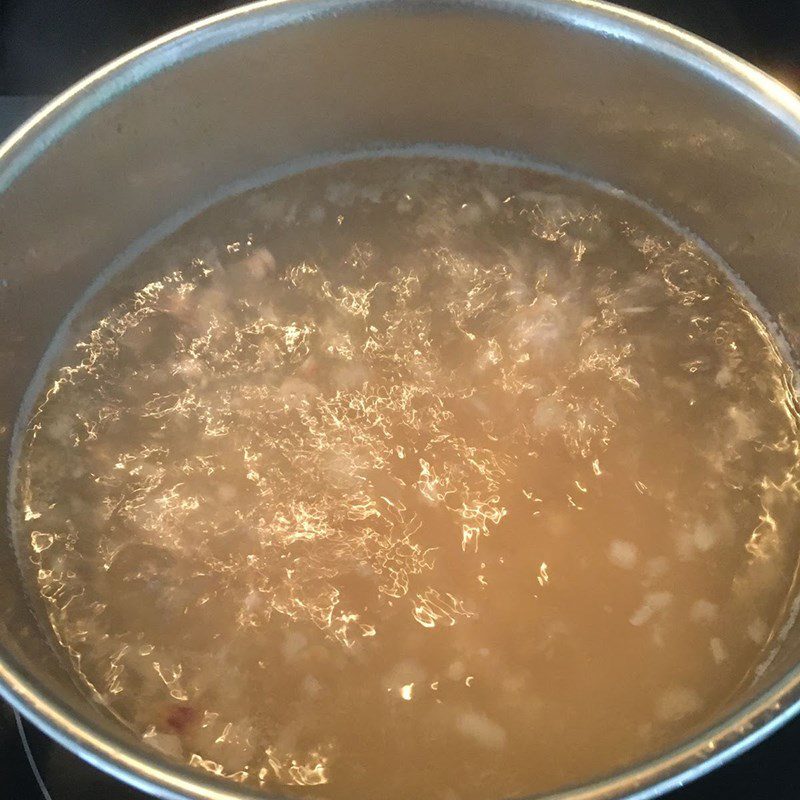 Step 3 Cook the soup for fresh shrimp seaweed soup