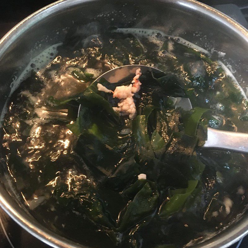 Step 3 Cook the soup for fresh shrimp seaweed soup