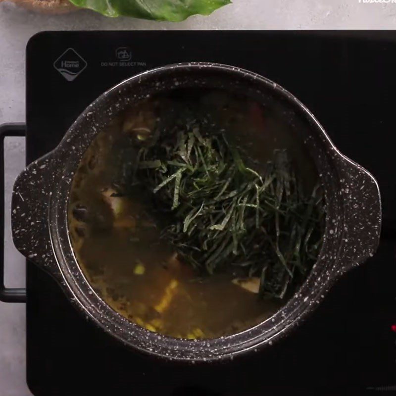 Step 5 Cooking the snail soup with perilla leaves