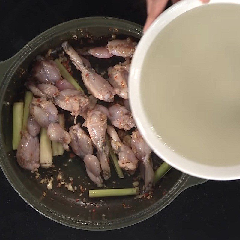 Step 4 Cook the soup Sour frog soup with giang leaves