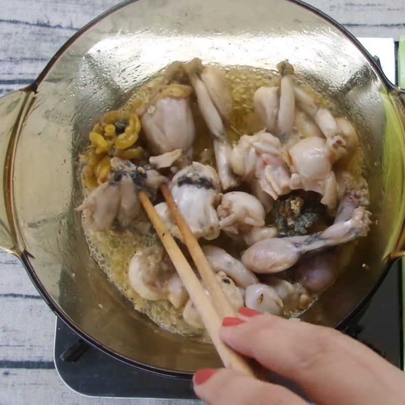 Step 3 Cooking Soup Sour Frog Soup with Young Tamarind Leaves