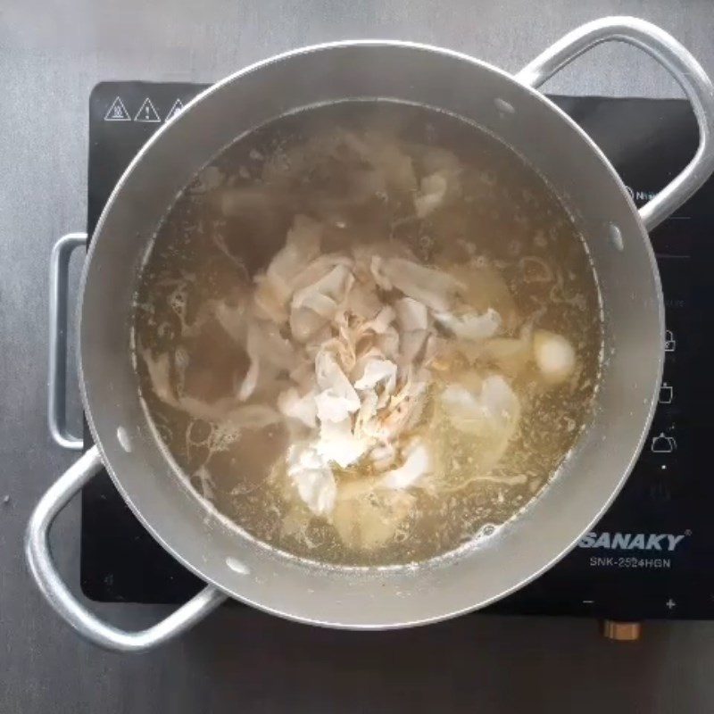 Step 5 Cooking soup Sour bamboo shoot beef bone soup